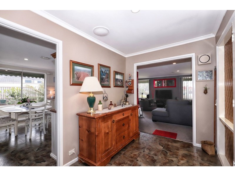 6 Duggan Place, Gladstone Park VIC 3043