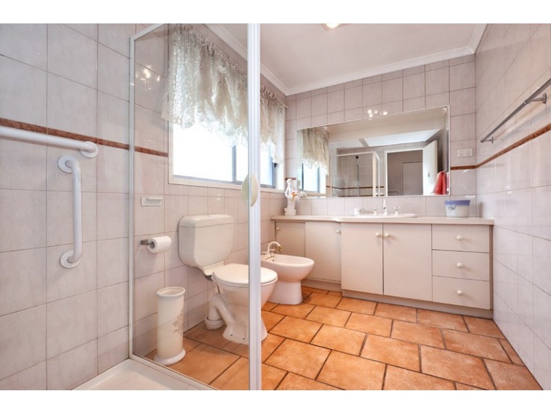 63 Wolverton Drive, Gladstone Park VIC 3043