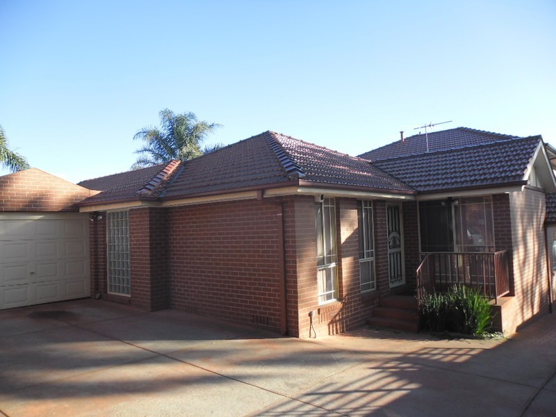 2/43 Coopershill Drive, Westmeadows VIC 3049