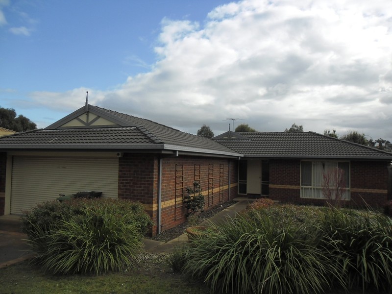 34 Greenstead Grove, Roxburgh Park VIC 3064