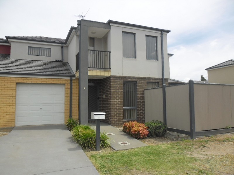 1/8 Sherdly Green, Caroline Springs VIC 3023
