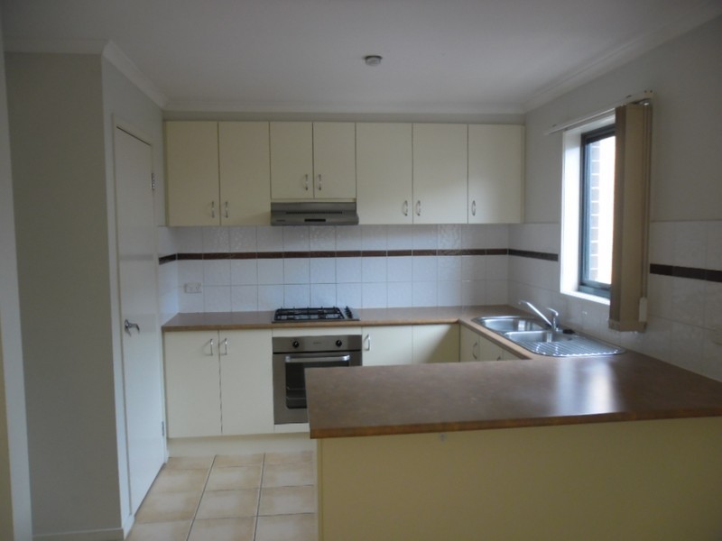 1/8 Sherdly Green, Caroline Springs VIC 3023