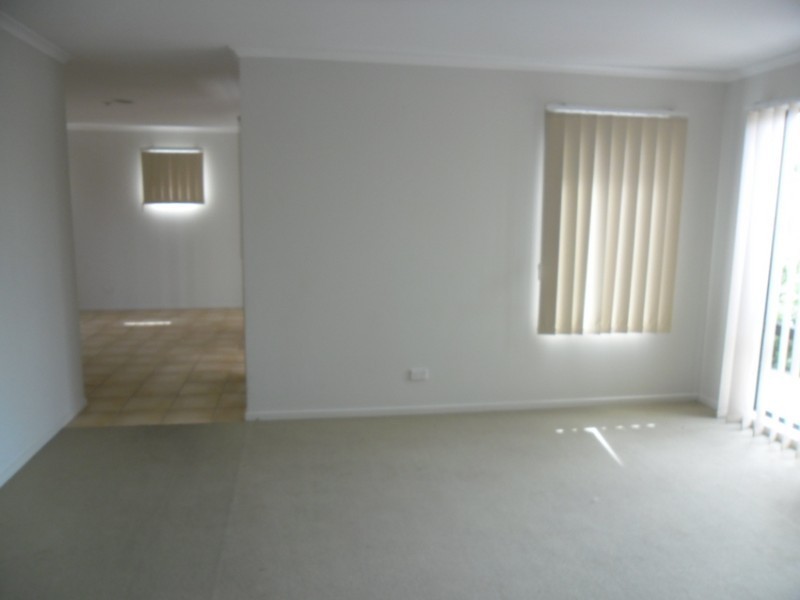 1/8 Sherdly Green, Caroline Springs VIC 3023