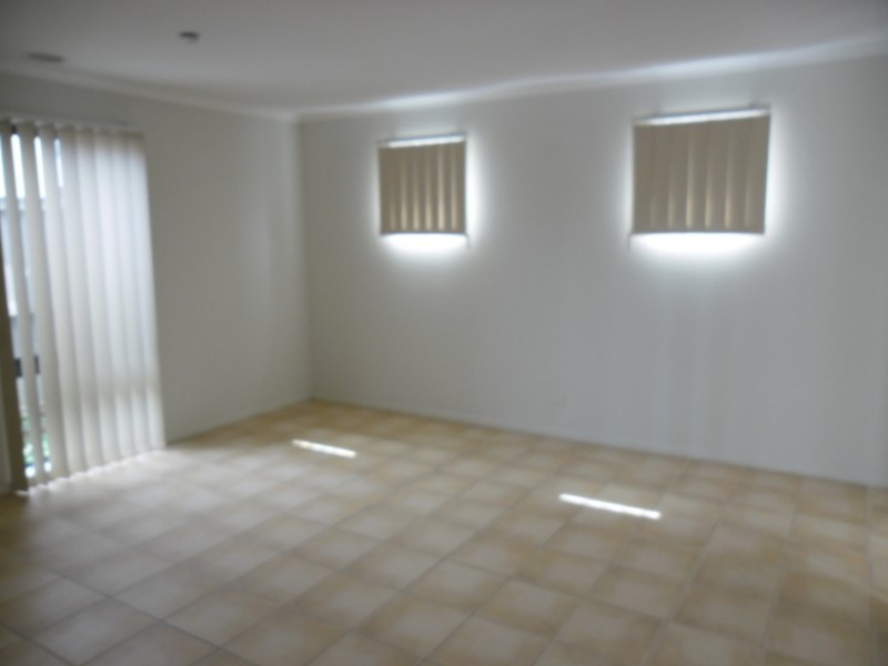 1/8 Sherdly Green, Caroline Springs VIC 3023