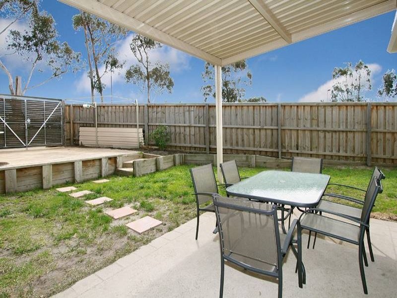 99 Ravenhill Blvd, Roxburgh Park VIC 3064