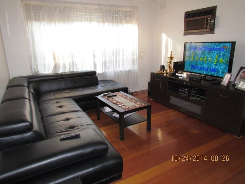 44 Woodstock Drive, Gladstone Park VIC 3043