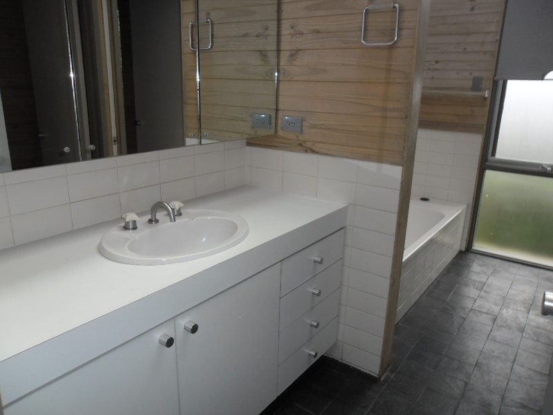 4 Taylor Drive, Gladstone Park VIC 3043