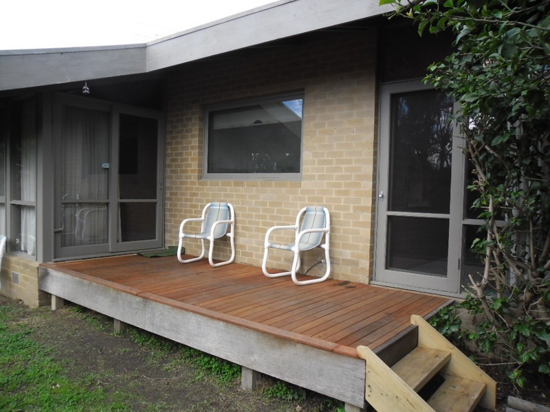 4 Taylor Drive, Gladstone Park VIC 3043