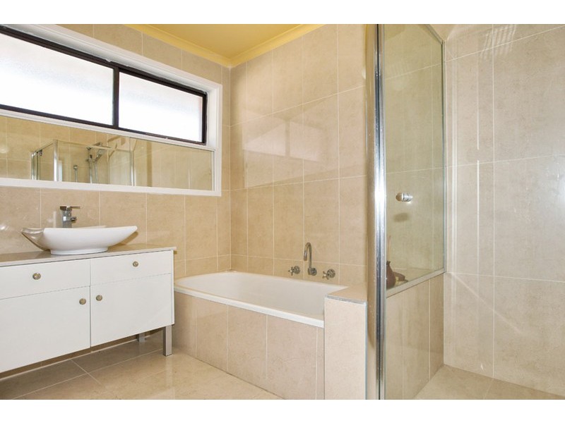 4 Avondale Court, Gladstone Park VIC 3043