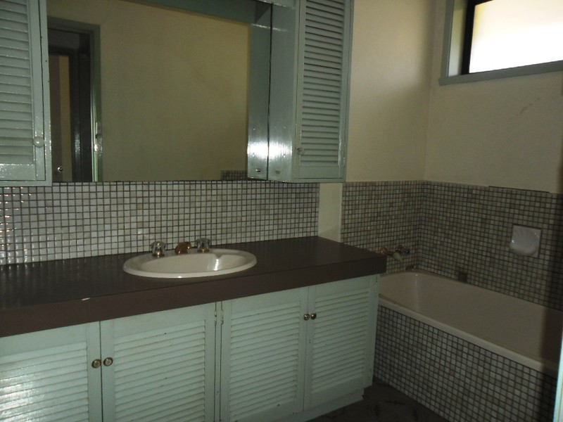 33 North Circular Road, Gladstone Park VIC 3043