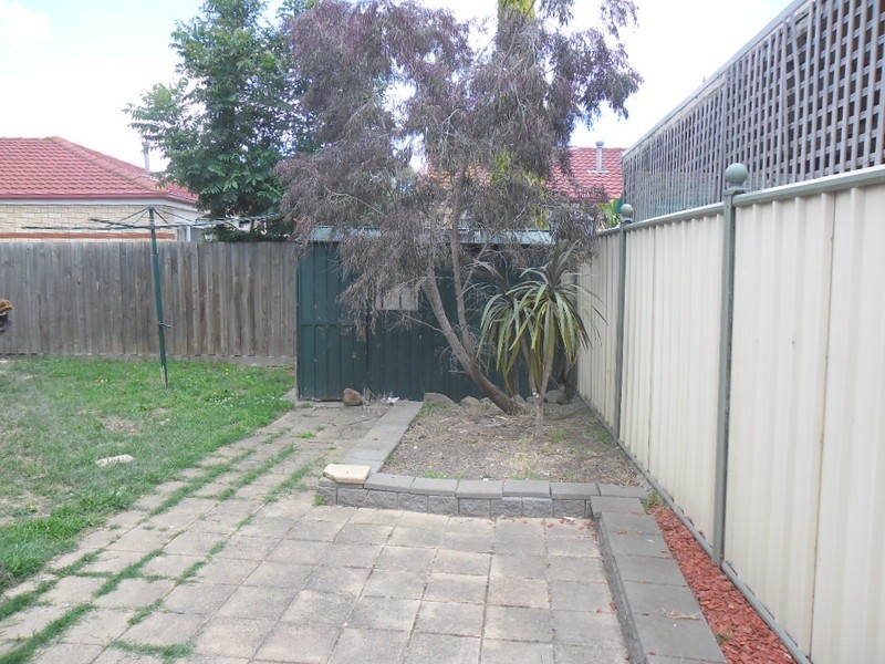 37 Samara Grove, Gladstone Park VIC 3043