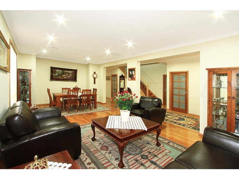 8 Inverie Court, Greenvale VIC 3059