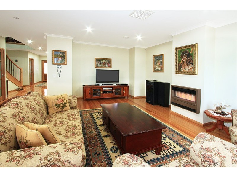 8 Inverie Court, Greenvale VIC 3059