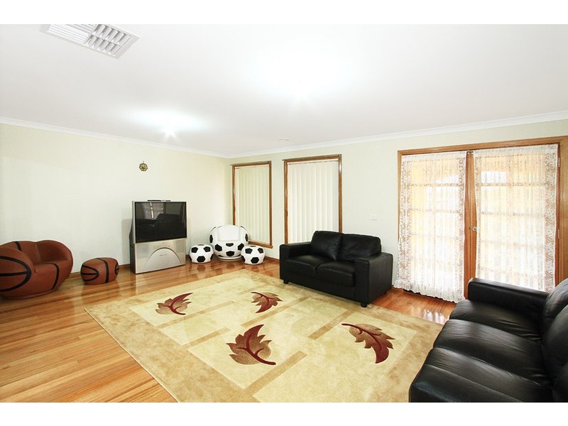 8 Inverie Court, Greenvale VIC 3059