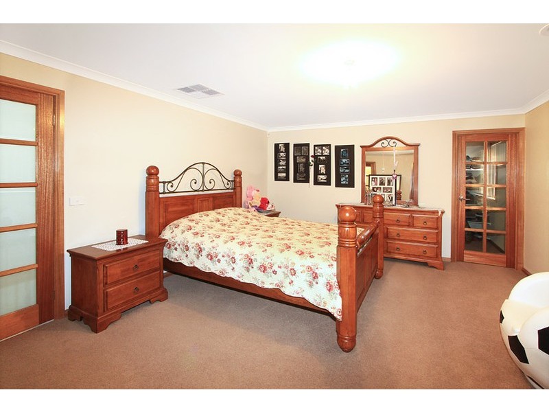 8 Inverie Court, Greenvale VIC 3059