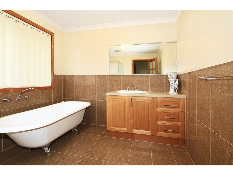 8 Inverie Court, Greenvale VIC 3059