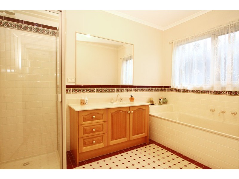 15 Lincolne Crescent, Roxburgh Park VIC 3064