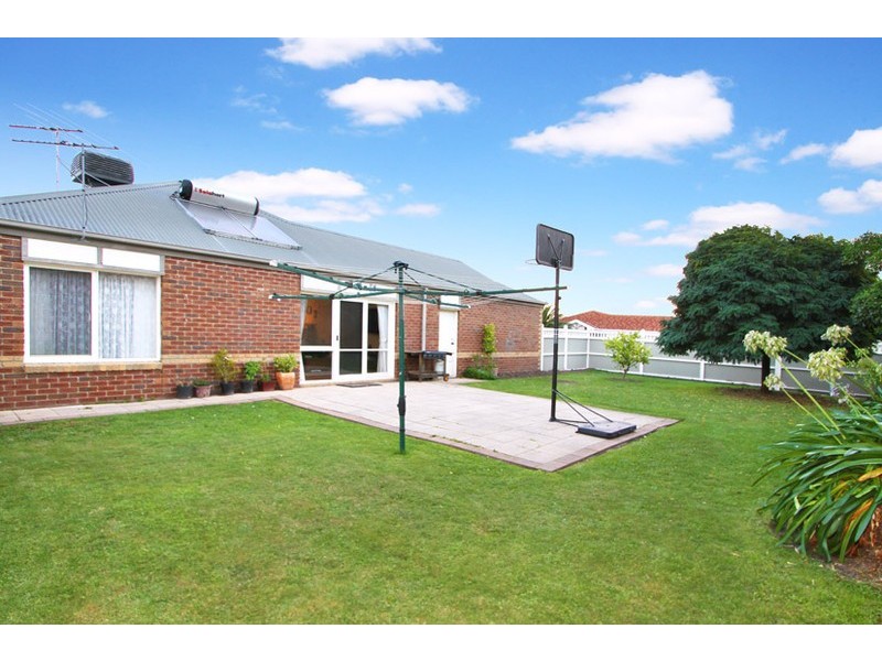 15 Lincolne Crescent, Roxburgh Park VIC 3064