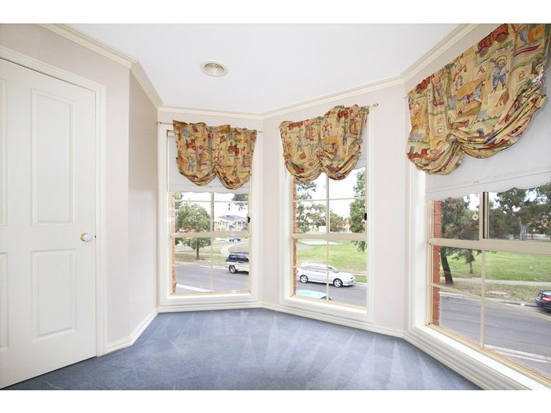 41 Almands Avenue, Roxburgh Park VIC 3064