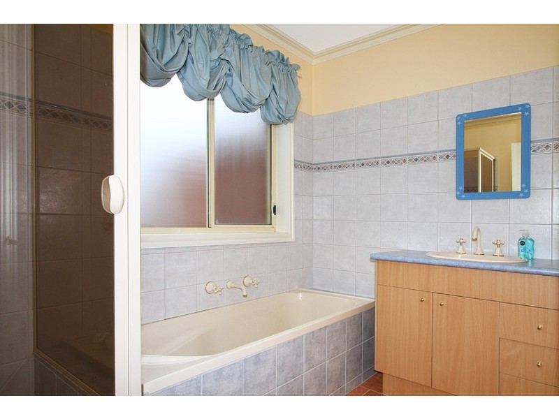 41 Almands Avenue, Roxburgh Park VIC 3064