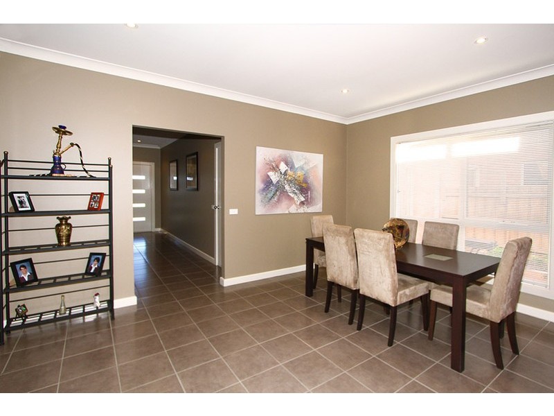 23 Donvale Avenue, Roxburgh Park VIC 3064