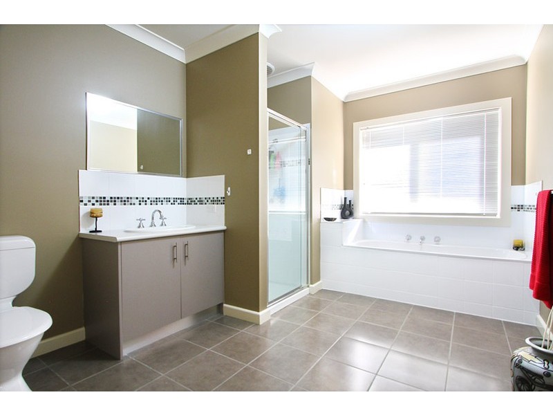 23 Donvale Avenue, Roxburgh Park VIC 3064