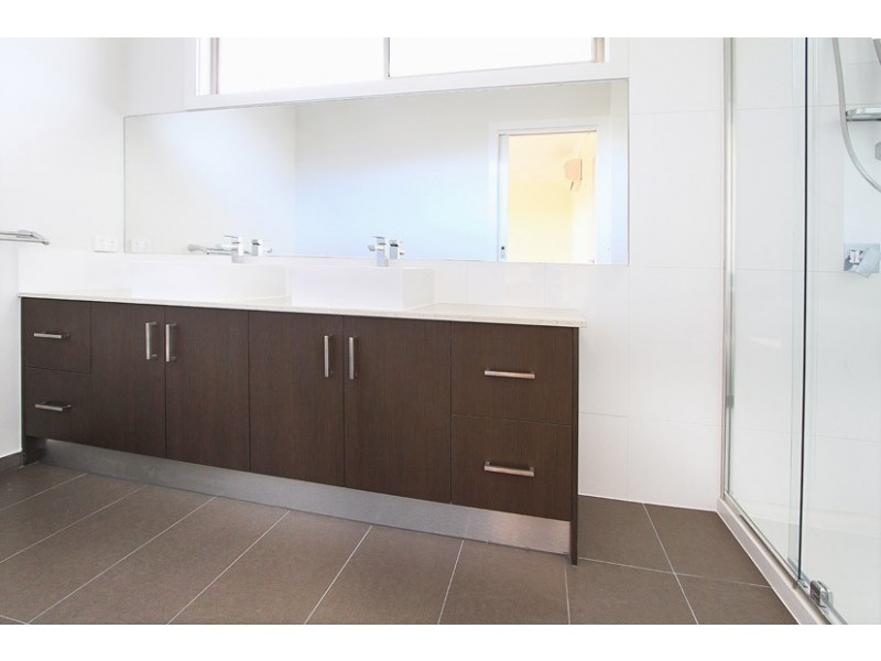 2/310 Mickleham Road, Westmeadows VIC 3049