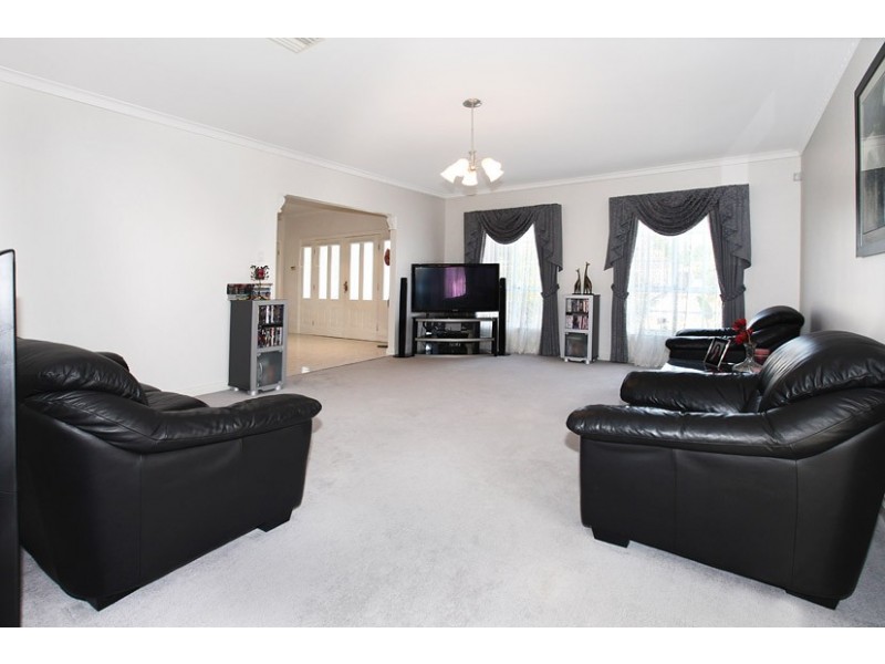 6 MacMillan Avenue, Greenvale VIC 3059
