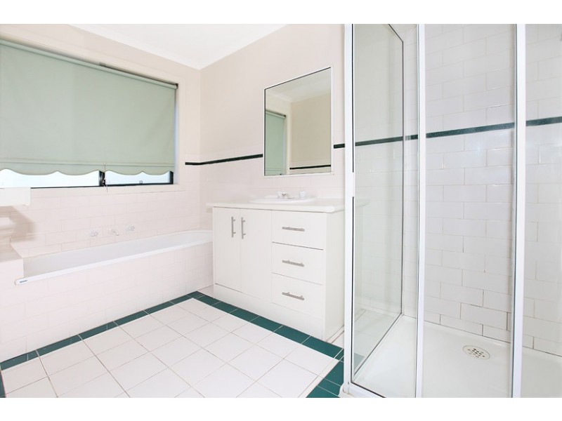 1C Grevillia Road, Oak Park VIC 3046