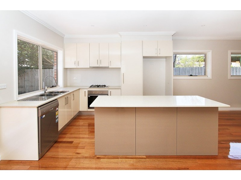 2/9 Sylvester Street, Oak Park VIC 3046