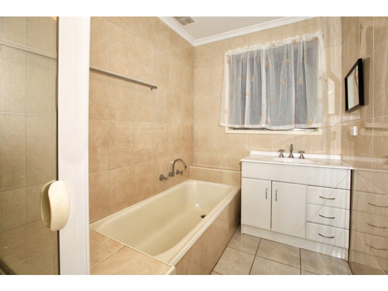 5 Drake Close, Gladstone Park VIC 3043
