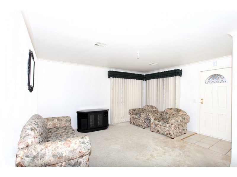 28 Bicentennial Crescent, Meadow Heights VIC 3048
