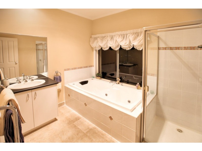 3 Santa Cruz Boulevard, Roxburgh Park VIC 3064