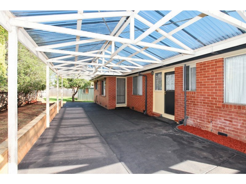 8 Ringwood Court, Gladstone Park VIC 3043