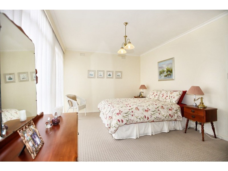 6 Dolphin Court, Gladstone Park VIC 3043