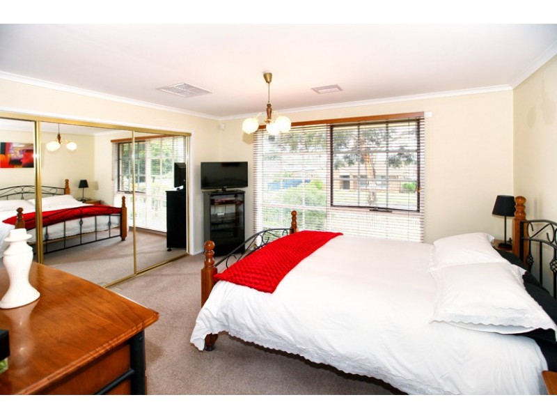 12 Chisholm Avenue, Attwood VIC 3049