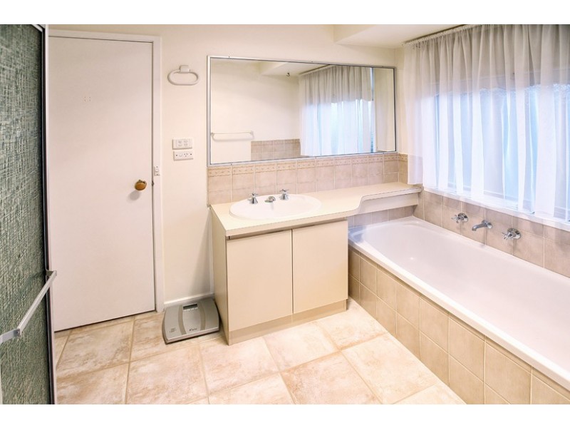 12 Chisholm Avenue, Attwood VIC 3049