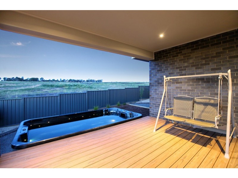 38 Trumpington Terrace, Attwood VIC 3049