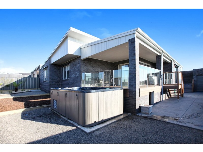 38 Trumpington Terrace, Attwood VIC 3049