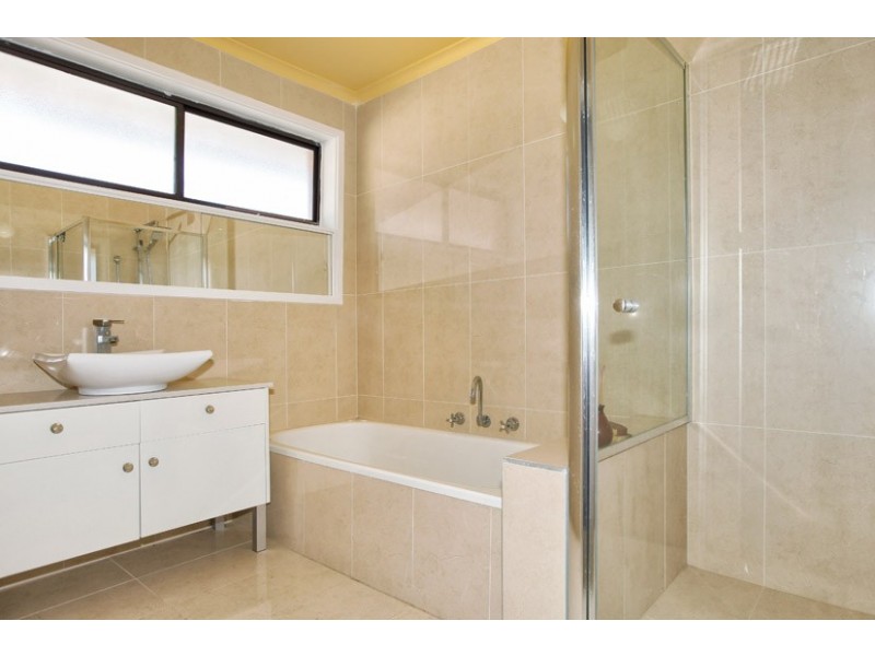 4 Avondale Court, Gladstone Park VIC 3043