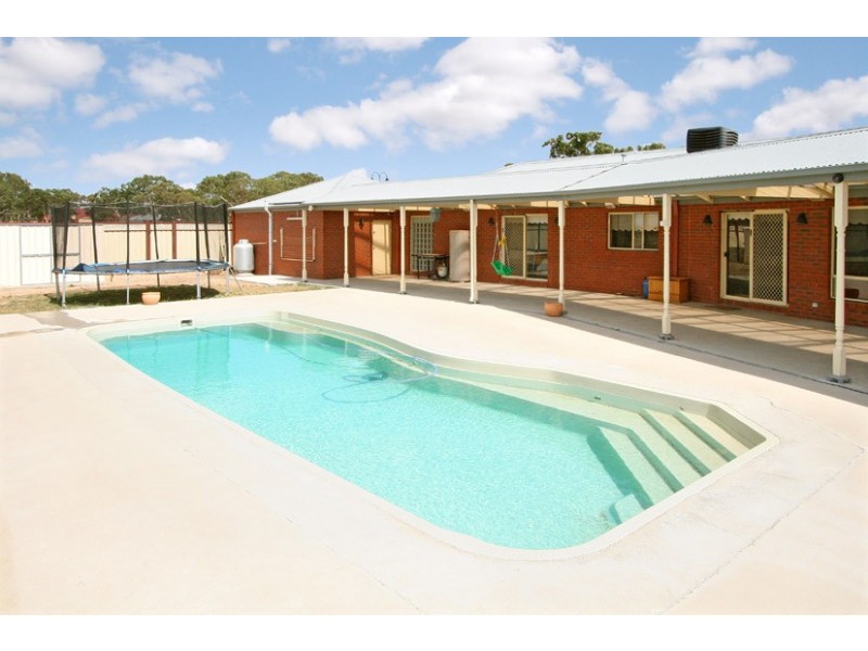 5 Cranesbill Lane, Mickleham VIC 3064