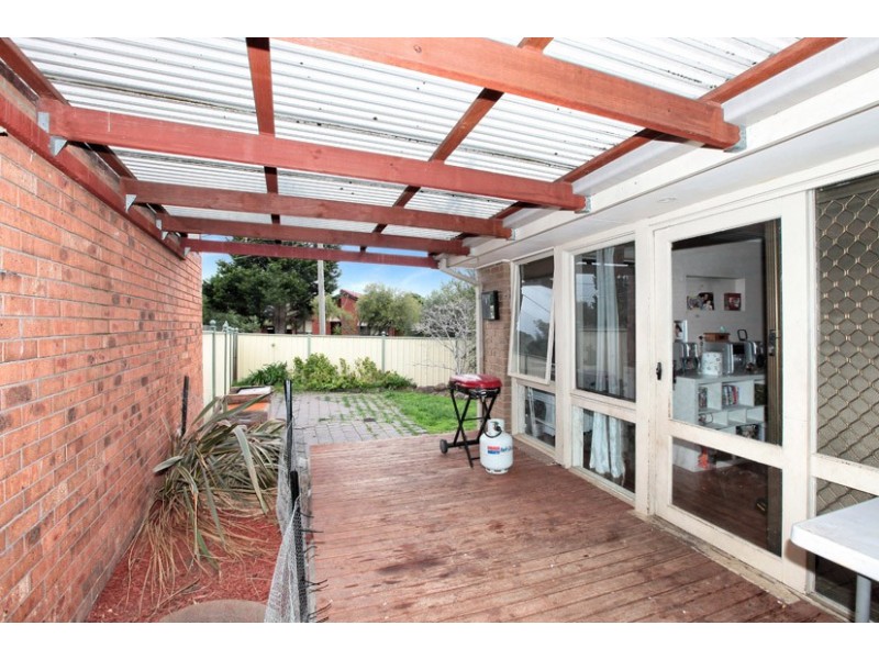 37 Samara Grove, Gladstone Park VIC 3043