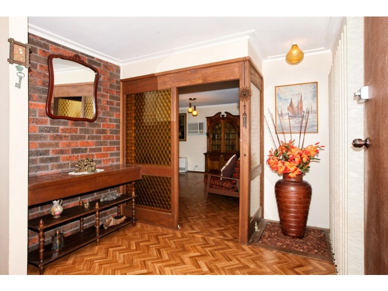 26 Barrington Crescent, Gladstone Park VIC 3043