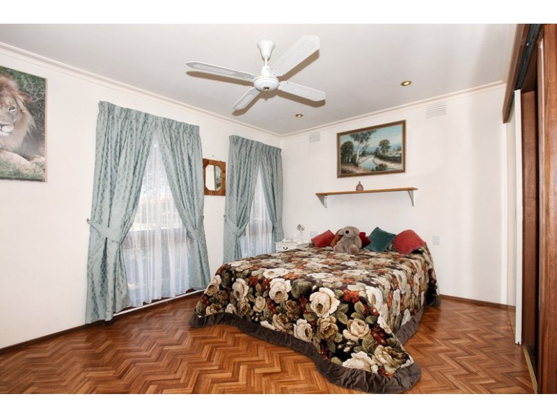 26 Barrington Crescent, Gladstone Park VIC 3043