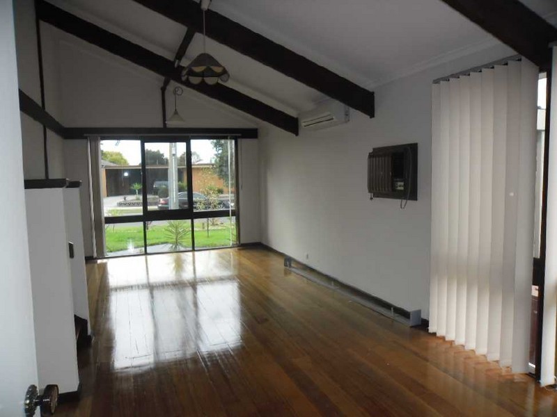 11 Woodstock Drive, Gladstone Park VIC 3043