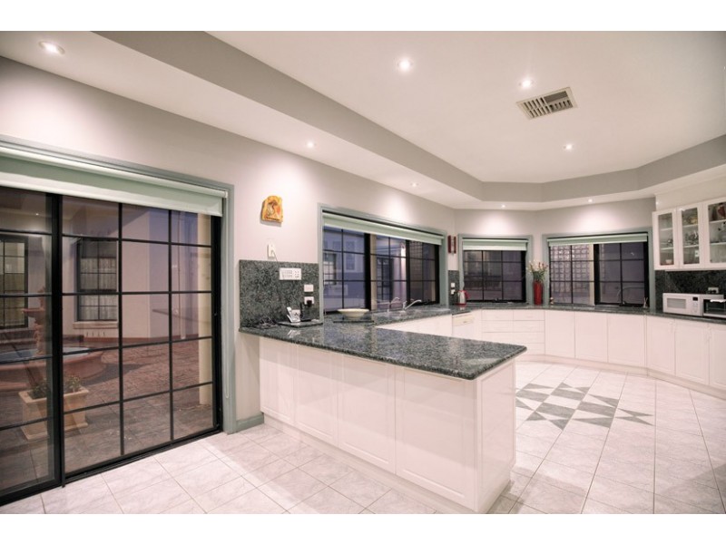 6 Sainsbury Court, Greenvale VIC 3059