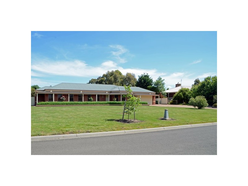 8 TATTERSALL DRIVE, Kyneton VIC 3444