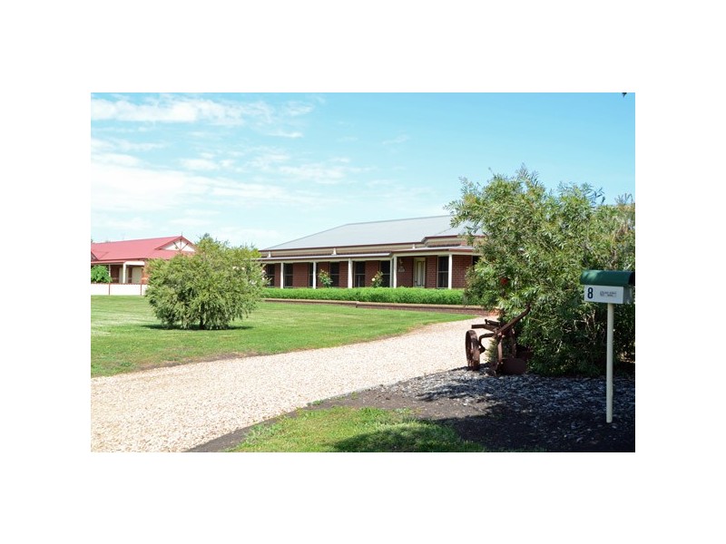 8 TATTERSALL DRIVE, Kyneton VIC 3444