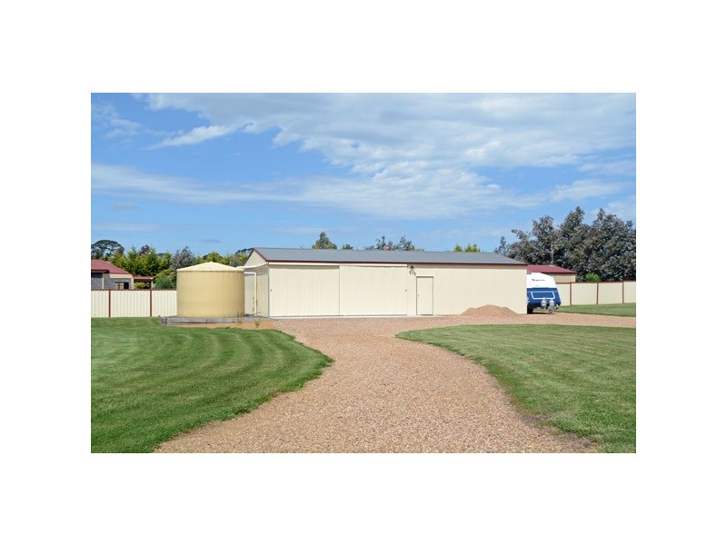 8 TATTERSALL DRIVE, Kyneton VIC 3444