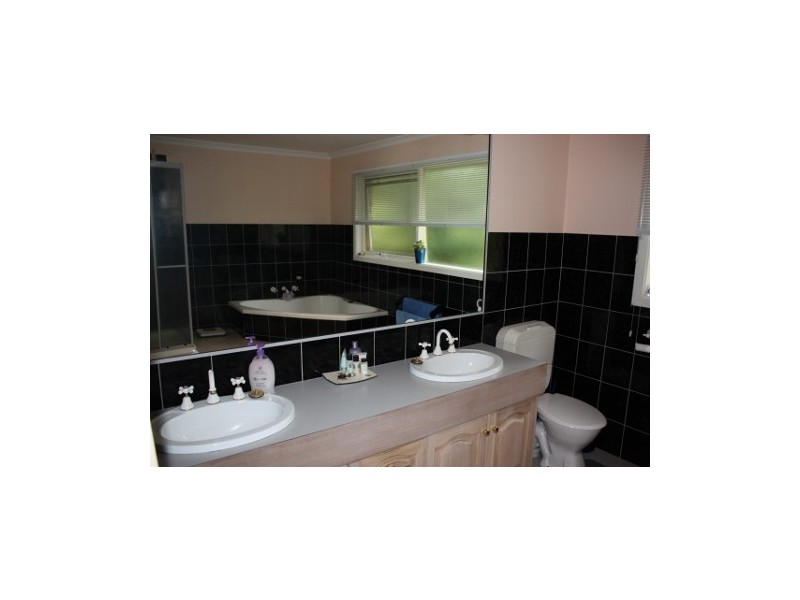 14 Kooralinga Dve, Wandong VIC 3758